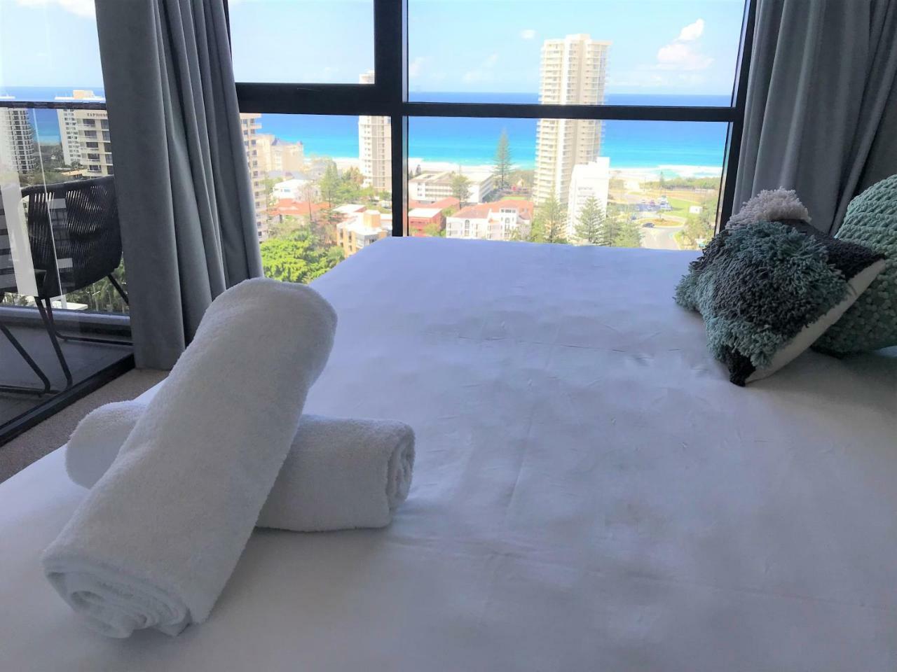 Qube Broadbeach Ocean View Apartments 골드코스트 외부 사진